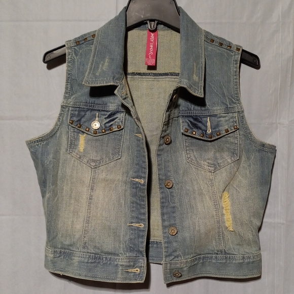Almost Famous EUC Jean Vest, Jr Sz L, Metal Rivets on Shoulders & Pockets - Picture 1 of 9